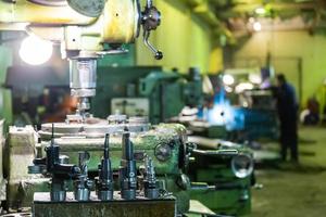 un' impostato di lavorazione dei metalli utensili nel davanti di Manuale verticale fresatura e noioso vecchia scuola macchina in casa foto