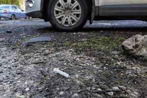 Usato monouso siringa è dire bugie su il terra vicino il auto foto