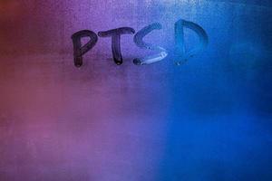 abbreviazione ptsd - inviare traumatico fatica disturbo - manoscritto su notte bagnato finestra bicchiere foto