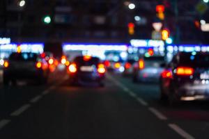 sfocato immagine di notte strada auto traffico - Visualizza a partire dal strada. colorato notte vita sfondo. foto