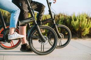 il persona equitazione un' bicicletta sfondo foto