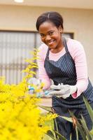donna africana potatura piante nel suo giardino foto