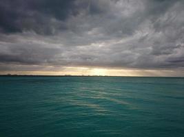 specchio d'acqua verde e nuvole bianche foto