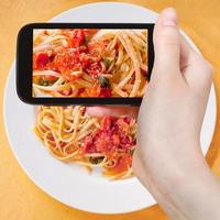 turista assunzione foto spaghetti con pomodoro salsa