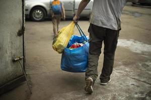 uomo trasporto blu Borsa. in movimento con le cose. tipo trascinamento le cose. foto