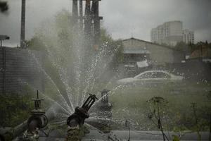 scoppiare tubo. acqua versando. tubatura incidente. è pericoloso situazione. foto