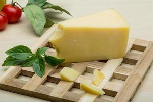 parmigiano formaggio su di legno tavola e di legno sfondo foto