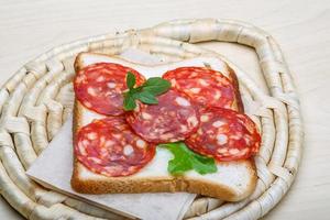 salame Sandwich su di legno tavola e di legno sfondo foto