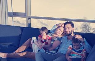 contento giovane coppia la spesa tempo con bambini a casa foto