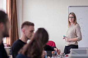 studenti fare pratica nel il elettronico aula foto