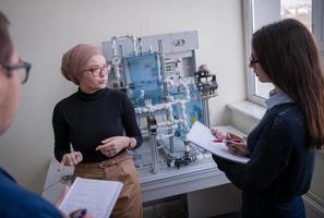 giovane studenti fare pratica nel il elettronico aula foto