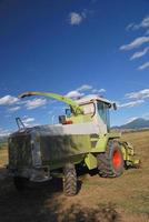 trattore su azienda agricola foto