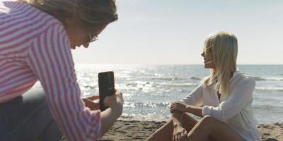 Due ragazza amici avendo divertimento Fotografare ogni altro su vecazione foto