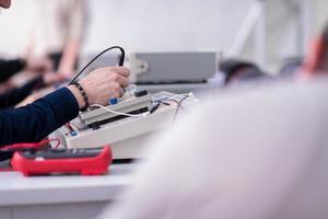 studenti fare pratica nel il elettronico aula foto