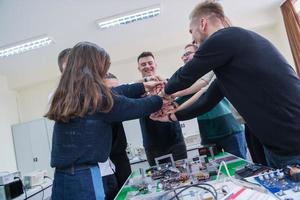 studenti festeggiare con successo finito progetto foto