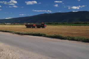 camion su terreni agricoli foto