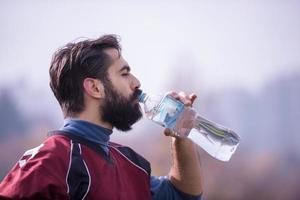 americano calcio giocatore potabile acqua dopo difficile formazione foto