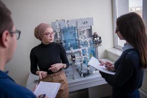 giovane studenti fare pratica nel il elettronico aula foto