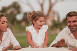 anziano coppia nel casuale Abiti con loro bambini la spesa tempo nel parco un' vacanza insieme. famiglia tempo . selettivo messa a fuoco foto