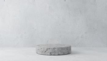 podio di cemento su sfondo grigio foto