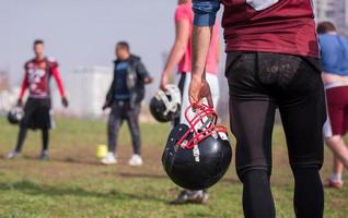 americano calcio giocatore Tenere casco foto