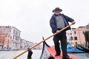 Venezia Italia, gondola autista nel mille dollari canale foto