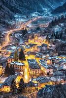 scena del paesaggio notturno della città di montagna foto