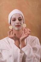 terme donna l'applicazione facciale maschera foto