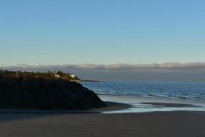 grande roccia molo nel il orleans spiaggia foto