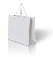 sacchetto di carta bianca su sfondo bianco foto