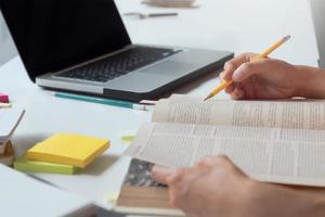 primo piano di una persona che studia foto