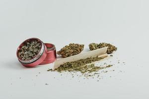 marijuana mini cuffie su bianca sfondo, vicino su. foto
