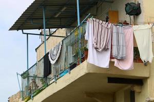 lavato Abiti e biancheria si asciuga su il balcone. foto