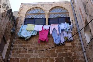 lavato Abiti e biancheria si asciuga su il balcone. foto