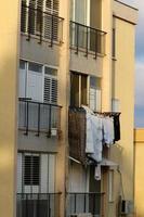 lavato Abiti e biancheria si asciuga su il balcone. foto