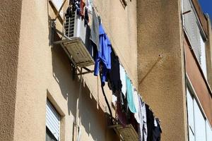 lavato Abiti e biancheria si asciuga su il balcone. foto