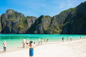 bellissimo scenario della spiaggia della baia di maya sull'isola di phi phi, krabi, tailandia. punto di riferimento, destinazione di viaggio nel sud-est asiatico, vacanza e concetto di vacanza foto