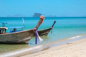 barca a coda lunga sulla spiaggia di tubkaak pronta per l'isola di hong, krabi, tailandia. punto di riferimento, destinazione di viaggio nel sud-est asiatico, vacanza e concetto di vacanza foto