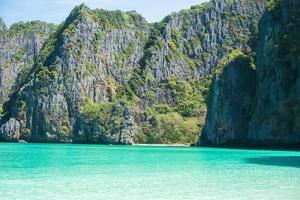 bellissimo scenario della spiaggia della baia di maya sull'isola di phi phi, krabi, tailandia. punto di riferimento, destinazione di viaggio nel sud-est asiatico, vacanza e concetto di vacanza foto