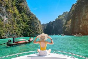 turista in gita in barca, viaggiatore felice che si rilassa alla laguna di pileh sull'isola di phi phi, krabi, tailandia. punto di riferimento esotico, destinazione di viaggio nel sud-est asiatico, vacanza e concetto di vacanza foto