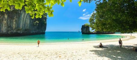 bellissima spiaggia sull'isola di hong, krabi, tailandia. punto di riferimento, destinazione di viaggio nel sud-est asiatico, vacanza, tropicale e concetto di vacanza foto