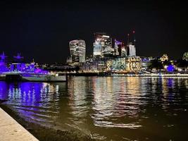 un' Visualizza di il fiume Tamigi nel Londra a notte foto