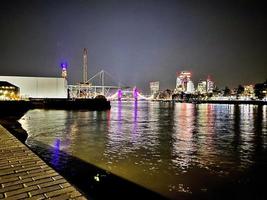 un' Visualizza di il fiume Tamigi nel Londra a notte foto