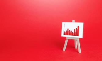 cavalletto con un' grafico di crescita. positivo crescita concetto. alto efficienza di produttività, crescente prezzi e profitti, indicatori di attività commerciale sviluppo. bene reddito. ottimista dati statistica foto