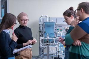 giovane studenti fare pratica nel il elettronico aula foto