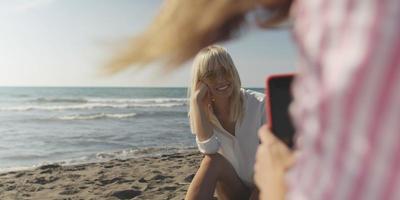 Due ragazza amici avendo divertimento Fotografare ogni altro su vecazione foto