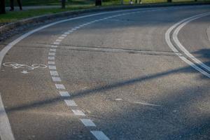 strada con ciclo sentiero foto