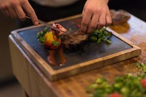 avvicinamento di capocuoco mani preparazione Manzo bistecca foto