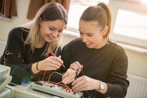 studenti fare pratica nel il elettronico aula foto