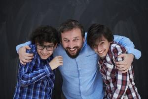 contento padre abbracciare figli maschi foto